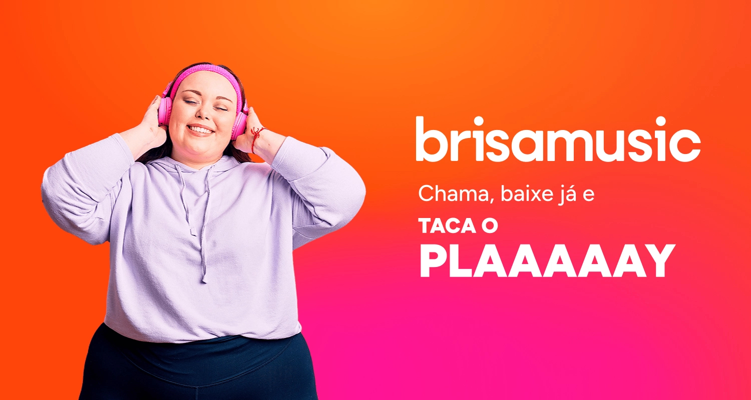 Mulher branca vestindo uma blusa roxo-claro, sorrindo enquanto segura um fone de ouvido rosa sobre as orelhas. O fundo apresenta um degradê vibrante de laranja e rosa. À sua direita, há um texto promocional que diz: “brisamusic, chama, baixe já e taca o PLAAAAY”.
